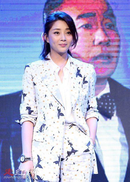 殷桃图片个人资料 和前国脚李金羽已经秘密同居