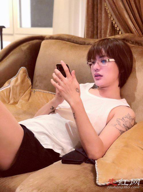 时诗个人资料简介是男是女 和王思聪什么关系