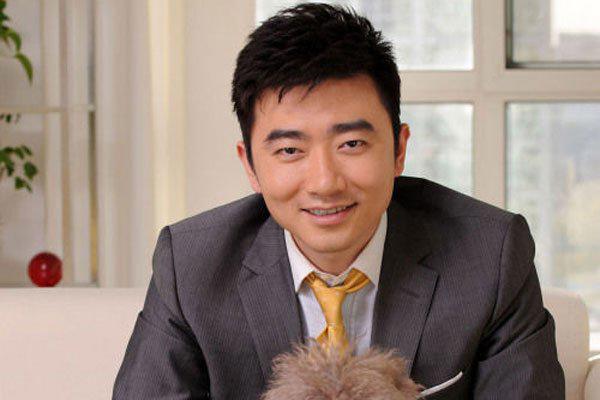 芮成钢个人简介信息 天之骄子沦为囚犯走错了路