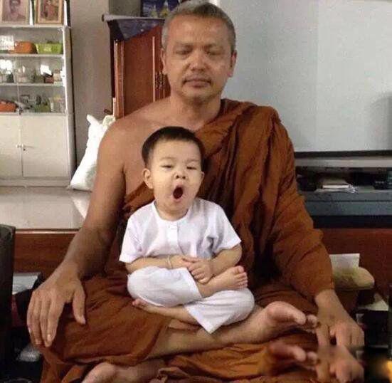 泰国小和尚打瞌睡图片 小沙弥Nongkorn为什么出家