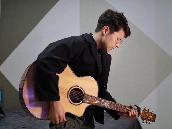 向着风拥抱彩虹勇敢的向前走是什么歌，歌曲歌手歌名介绍