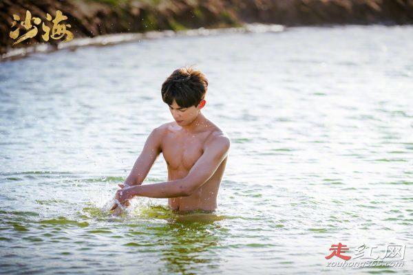 吴磊是吴京亲生的吗 为什么在成都上学