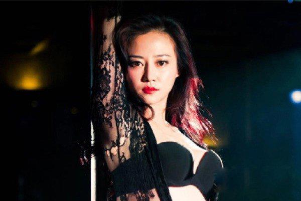 谭卓的胸惊艳照片 夜店跳的是钢管舞