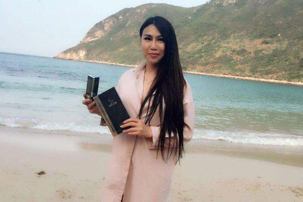 10万吸莫露露那人是谁 当众撩衣还笑嘻嘻太没下限