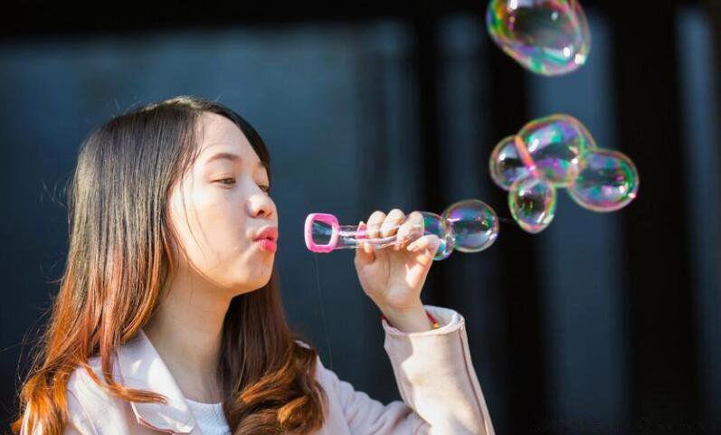 泡泡水的制作方法 怎样做简单吹起来又多又大