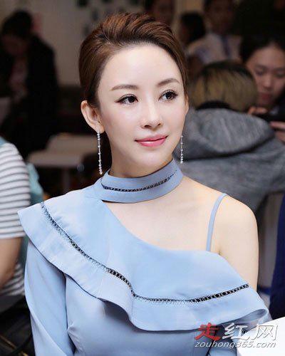 潘晓婷身材到底有多好 穿紧身裤打球的勒痕