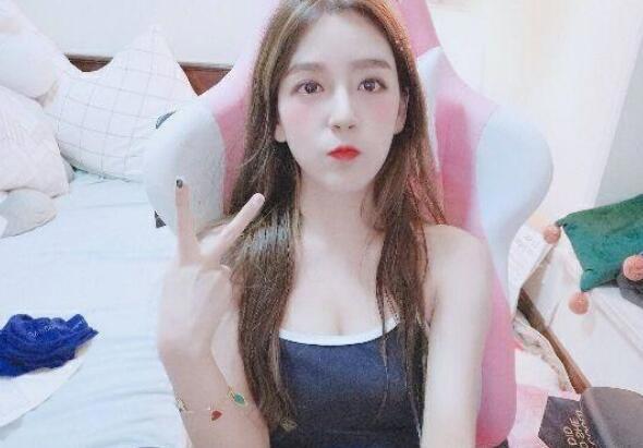 rita泳装照 rita相比起周淑仪、小钰来说，在直播间更加放得开