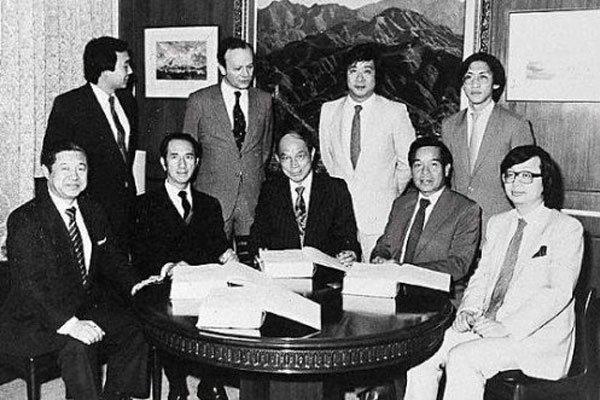 年轻时的何鸿燊 长得多帅能吸引无数美女流连忘返