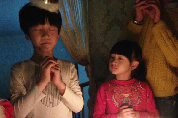 田雨橙张悦轩接吻图片 小孩子青梅竹马很多事情未来不好说