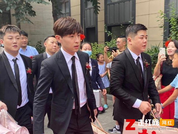 邓伦伴郎专业户什么梗，邓伦当了多少次伴郎