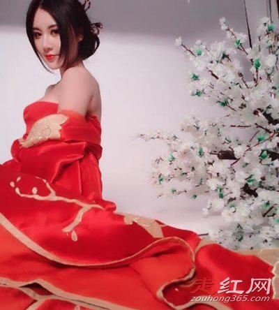 樊玲喂奶门是怎么回事 小孩完全是勉强的