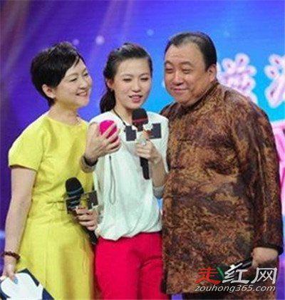 王晶的妻子是谁 在外面玩他老婆都知道