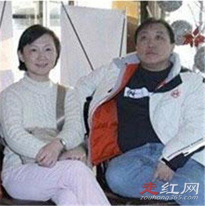 王晶的妻子是谁 在外面玩他老婆都知道