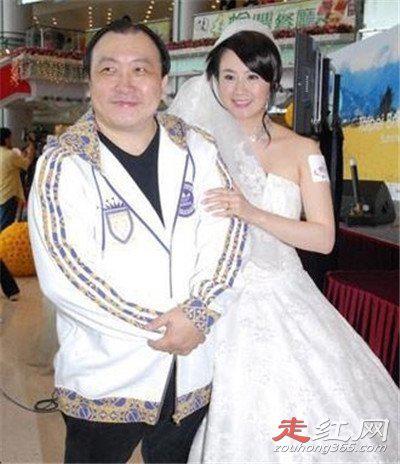王晶的妻子是谁 在外面玩他老婆都知道