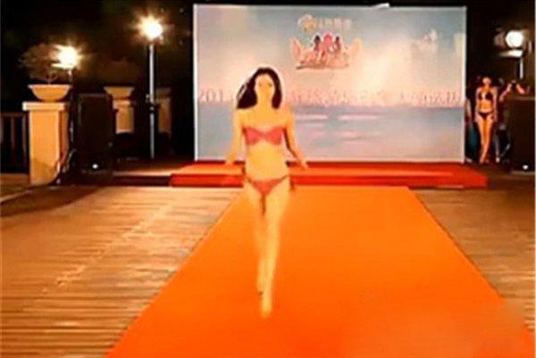 马凡舒泳裤掉到哪了 牌子掉内裤也被拽下来了