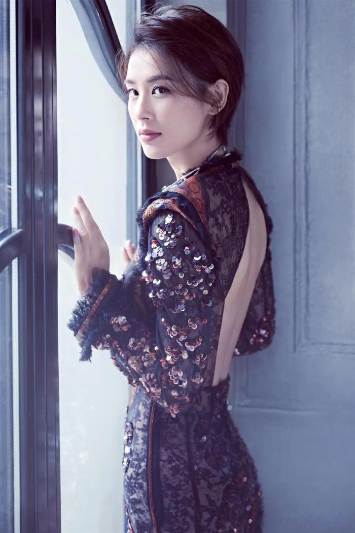 黄圣依和周星驰事件怎么回事 拜师现场下跪求本山收徒