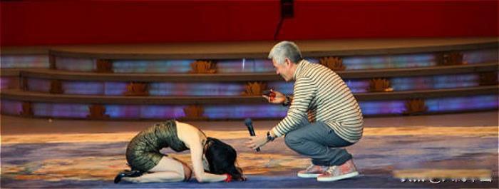 黄圣依和周星驰事件怎么回事 拜师现场下跪求本山收徒