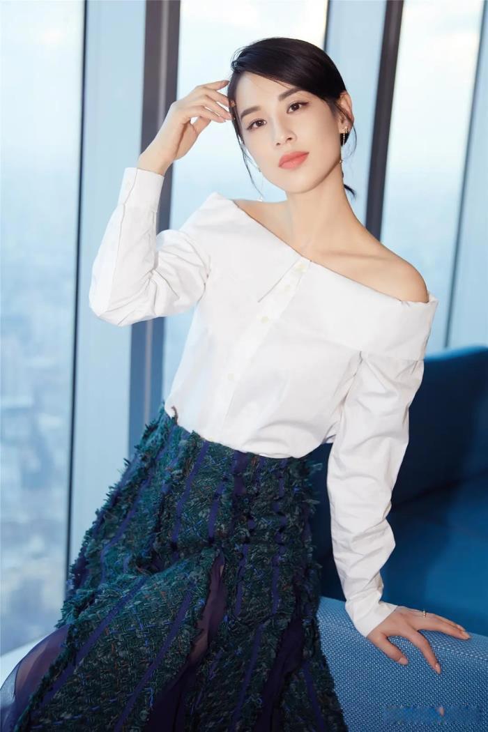 黄圣依和周星驰事件怎么回事 拜师现场下跪求本山收徒