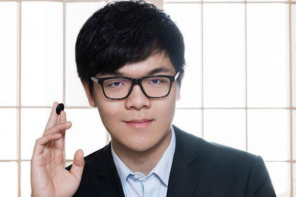 柯洁高考多少分 手拿清华大学录取书难掩兴奋心情