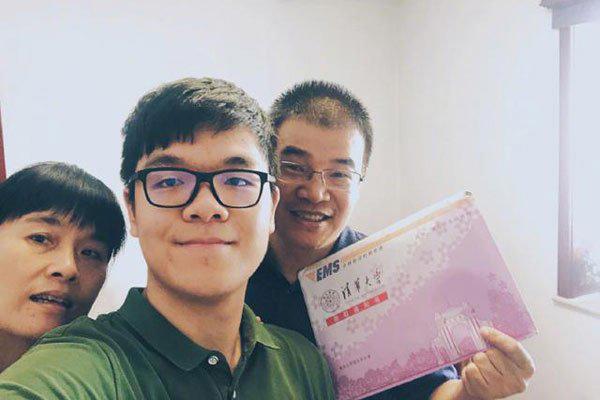 柯洁高考多少分 手拿清华大学录取书难掩兴奋心情