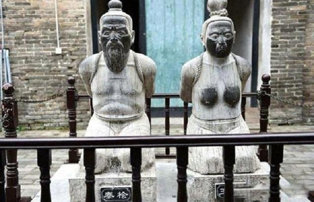 岳飞墓前跪5个人是谁 罗汝辑是何许人也