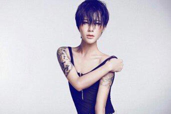 时诗是男是女 外表是一个女人本人是一个男人
