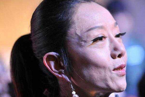 杨丽萍豪宅被拆原因 指甲太长吃饭都要人喂