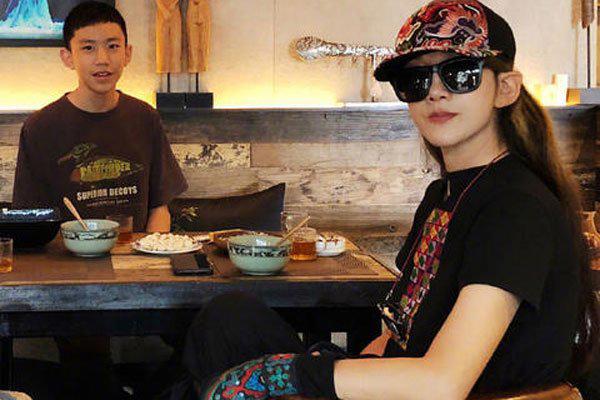 杨丽萍豪宅被拆原因 指甲太长吃饭都要人喂
