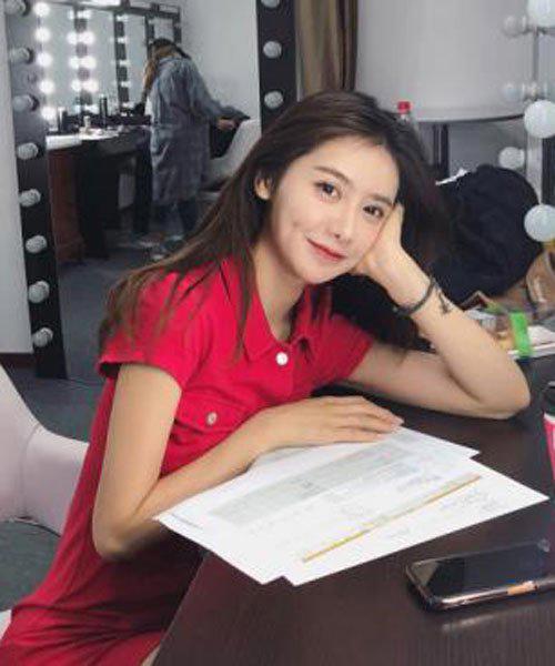 美娜掀球衣了 是太激动了还是给粉丝放福利