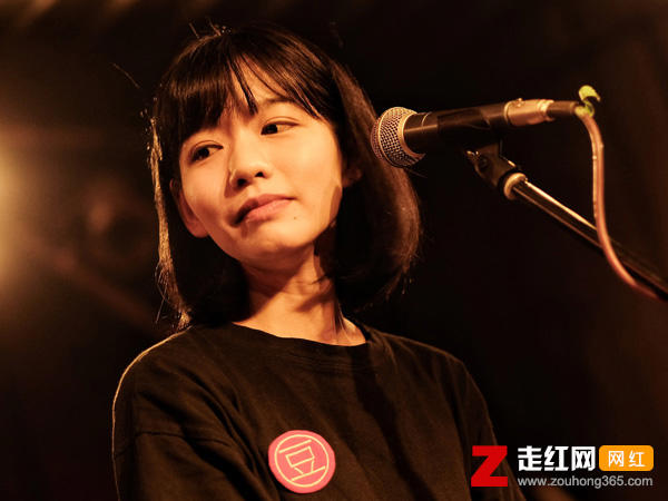 你的老怀表还在转吗什么歌，new boy歌词分享