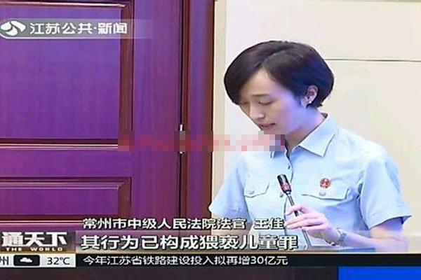 金坛二中黄云霞与学生事情 女老师被警方带走