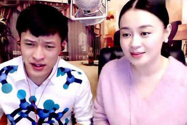 黄宝吉真实妻子关婷娜吗 直播间同框网友镇定不下来