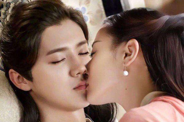 鹿晗解迪丽热巴胸衣怎么回事 吻戏故意不用替身太心机