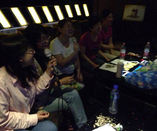 ktv陪唱暗示去厕所 酒 音乐 激情要出事了