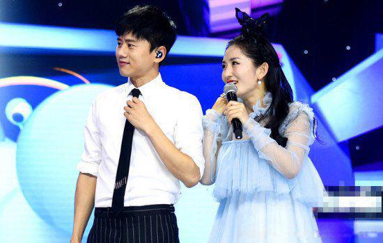 谢娜二胎生的男孩女孩 女儿叫小咘芽(一家四口)