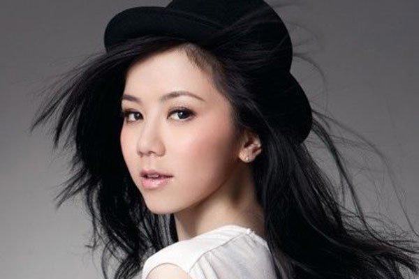 邓紫棋被大陆封了原因 不承认是中国人吗