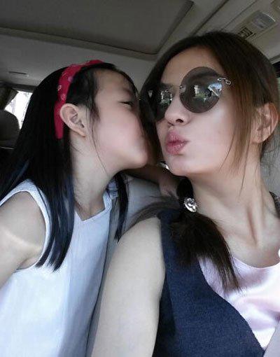 许宗衡和赵薇女儿对比照 大人的过往去猜测小孩子