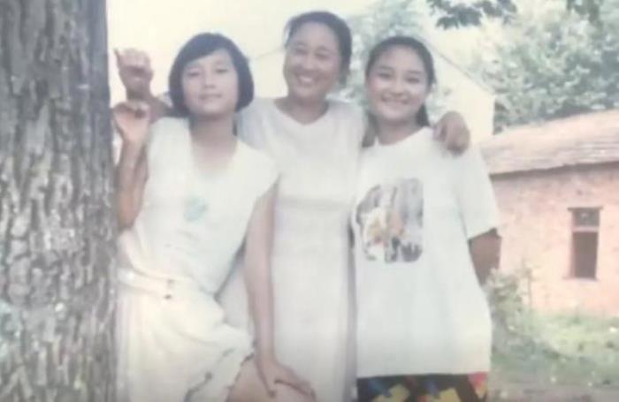 贾玲的母亲的故事是真的吗 母亲李焕英什么原因去世的