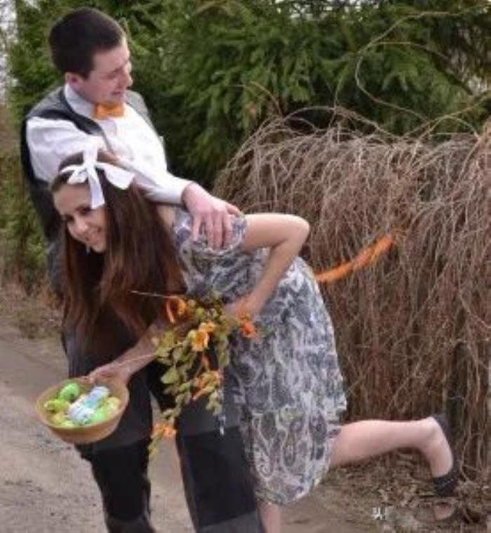 打女生屁股的游戏 捷克女士被男人们用鞭子抽打屁股