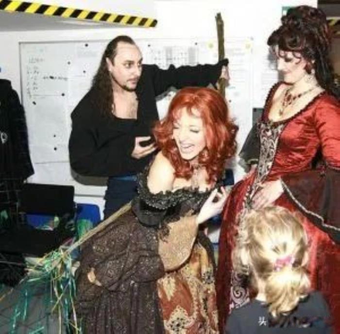 打女生屁股的游戏 捷克女士被男人们用鞭子抽打屁股