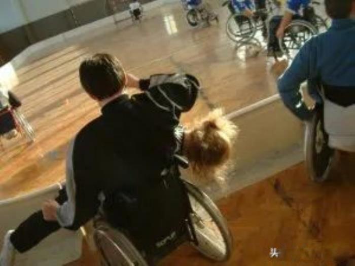 打女生屁股的游戏 捷克女士被男人们用鞭子抽打屁股