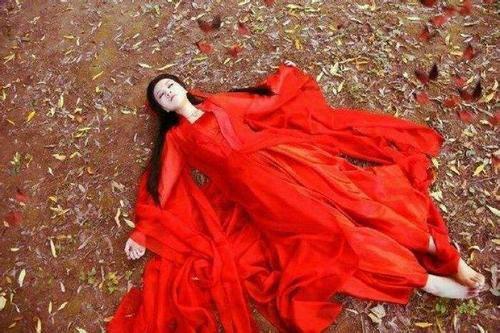 嫁衣背后的真实故事详细 原版吓死了多少人胆小勿听