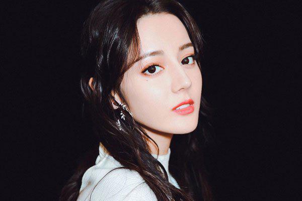 迪丽热巴的胸有多大 背后肯定是有什么金主