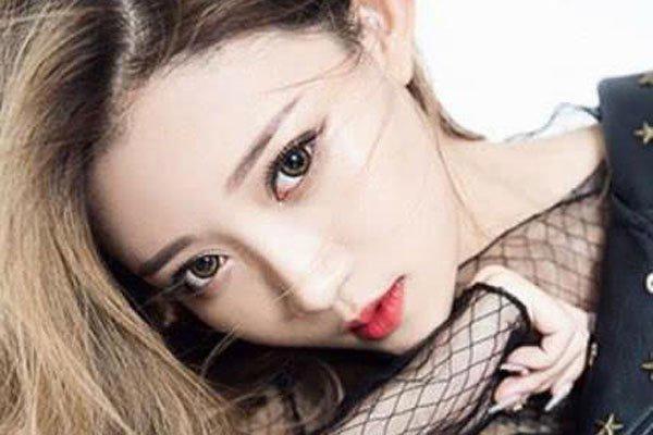 小伊伊个人资料简介 和男朋友在快手玩high社会摇