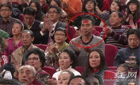 春晚灵异事件汇总有哪些 台下的白衣女子不停的鼓掌