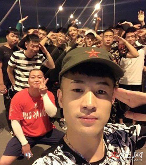 快手仙洋被30人围堵视频事件 让徒弟下跪怎么回事