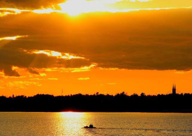 夕阳西下的唯美句子发朋友圈 15句正能量落日余晖的短句