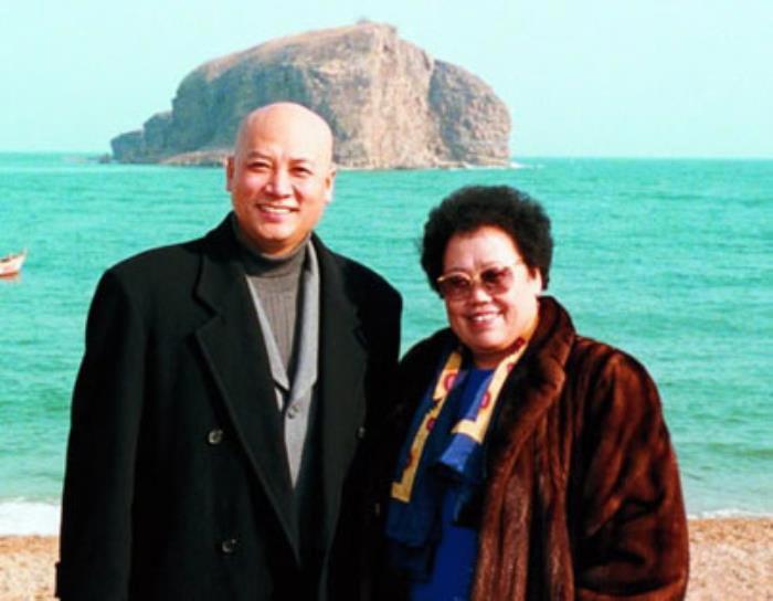 何家劲的妻子是谁 金素梅为什么不嫁何家劲