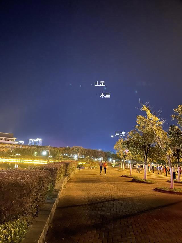 月亮旁边的星星是北极星吗 月亮旁边的那个星星叫什么名字