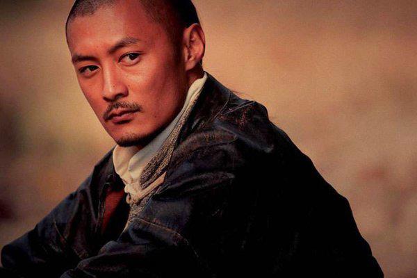 余文乐的眼睛是怎么回事 一大一小是义眼吗